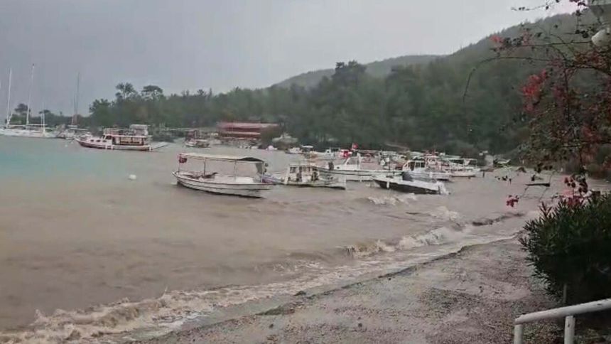 Muğla'da Fırtına Nedeniyle Yıkılan Iskeleler (1)