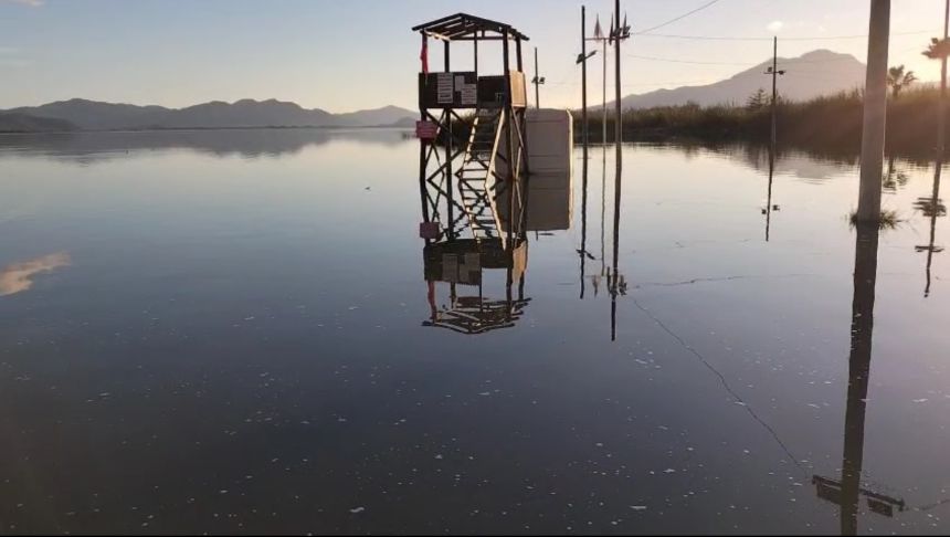 Muğla'da Plajlar Suyun Altında Kaldı (1)