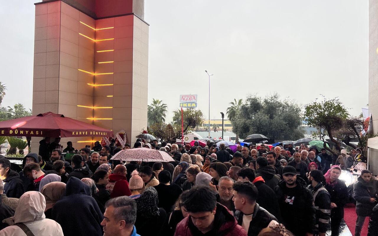 Anpa Gross Agora Önü Kuyruk