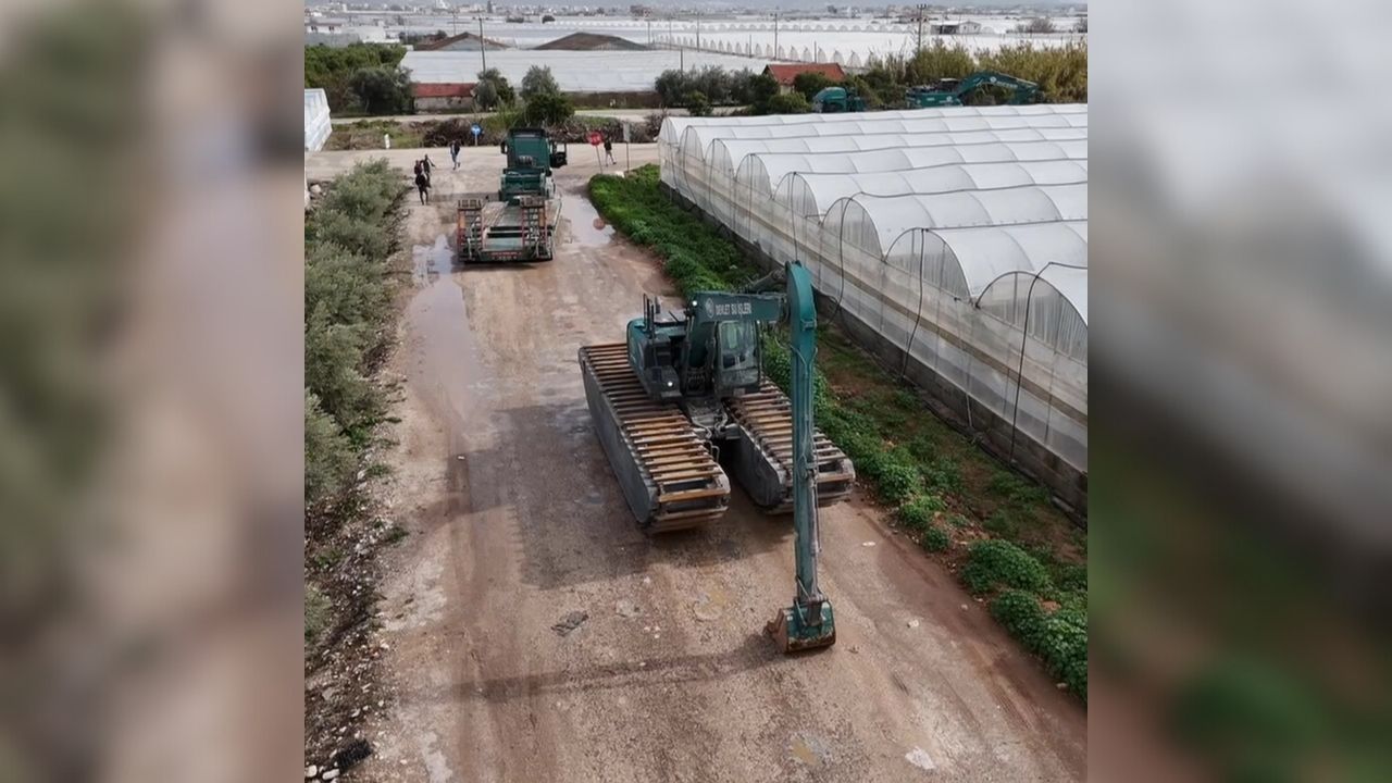 Antalya’da Bir Ilk Yaşandı! Amfibik Ekskavatör Sahaya Indi (1)