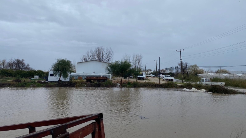 Antalya'da Seralar Sular Altında Kaldı (1)