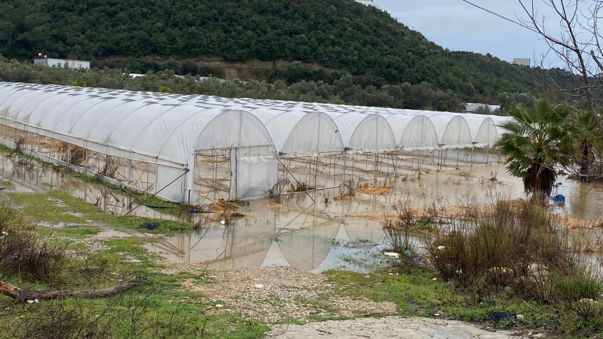 Antalya'da Seralar Sular Altında Kaldı (6)