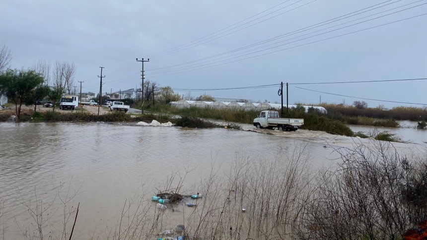 Antalya'da Seralar Sular Altında Kaldı (7)