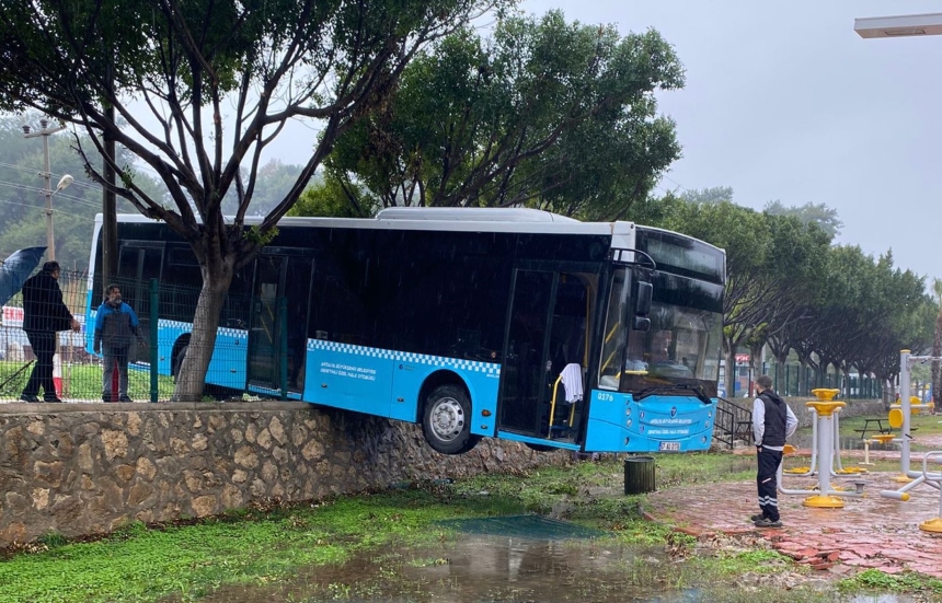 Havada Asılı Kalan Otobüs Antalya