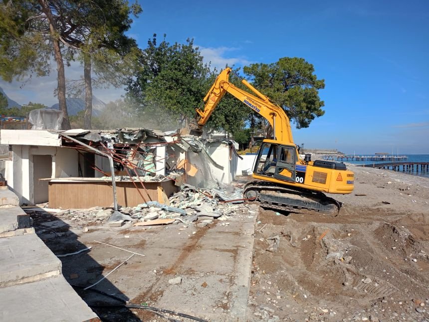 Kemer'de Kaçak Yapılar Yıkılıyor (1)