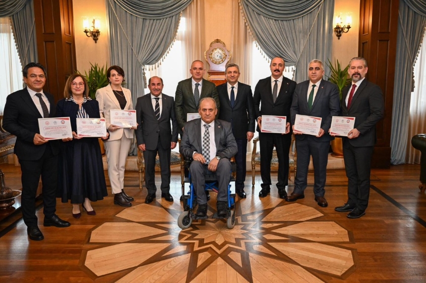 Konyaalti Beledi̇yesi̇ Türki̇ye Bi̇ri̇nci̇li̇ği̇ni̇ Korudu (2)