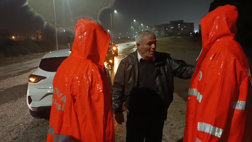 Manavgat'ta Aracında Mahsur Kalan Vatandaş (2)