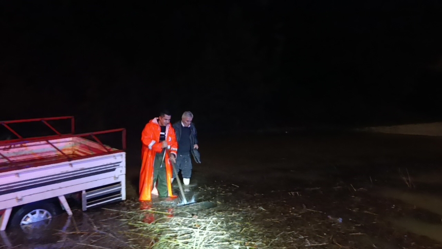 Manavgat'ta Aracında Mahsur Kalan Vatandaş (3)