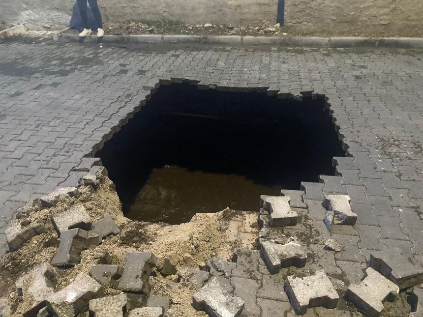 Manisa'da Çöken Yolda Insan Kemikleri Bulundu (1)