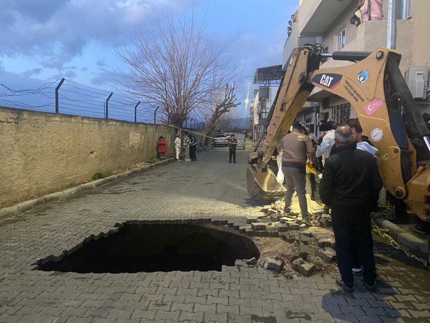 Manisa'da Çöken Yolda Insan Kemikleri Bulundu (3)