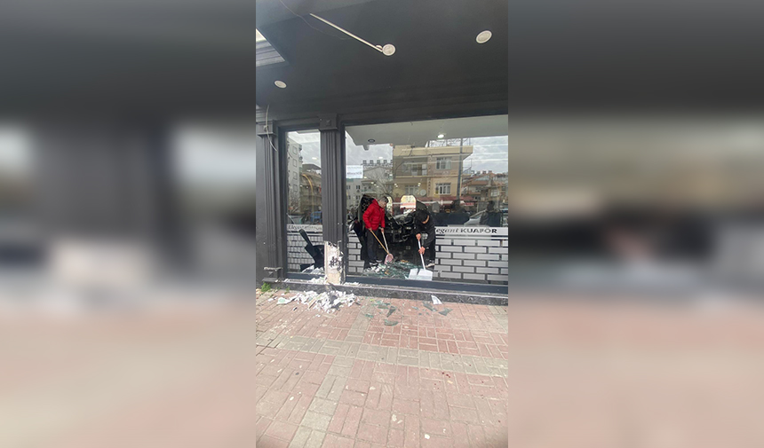 Otomobil Kuaför Dükkânına Daldı
