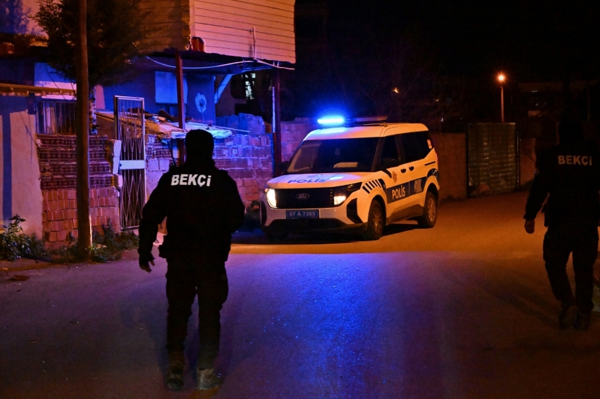 Sabit Akın Zaimoğlu Eşiyle Beraber Zeytinköy'de (3)