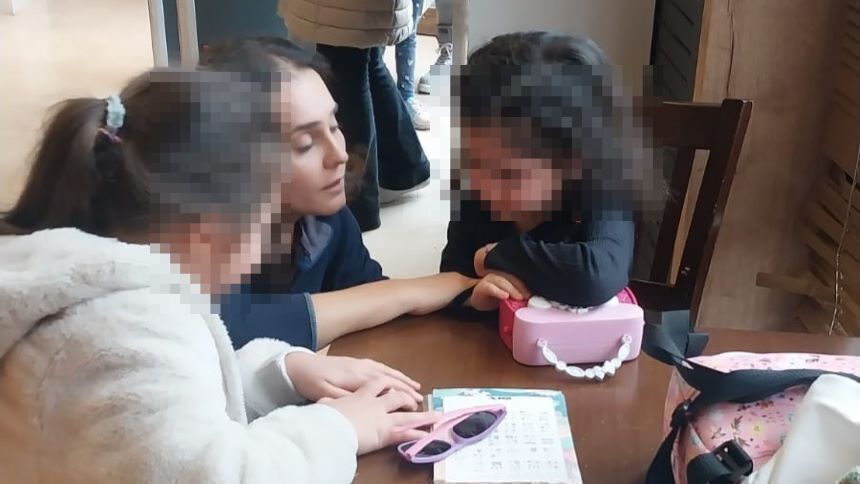 Tiyatroya Giremediği Için Ağlayan Çocuklar 2