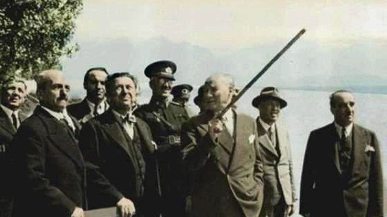 Atatürk Antalya Ziyaretinde Neden Öfkelendi Valiye Bu Insanları Buradan Defet Talimatı! (3)