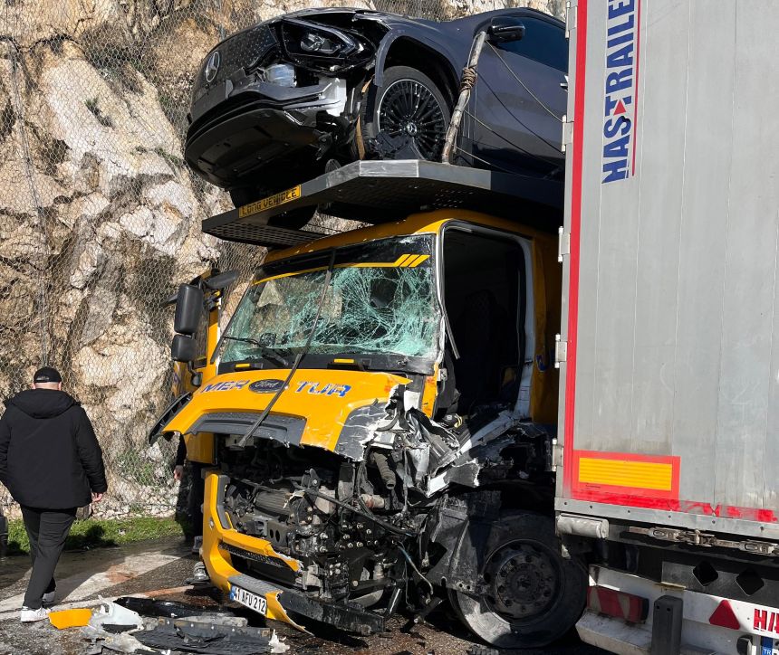 Burdur Tırlar Çarpıştı (2)