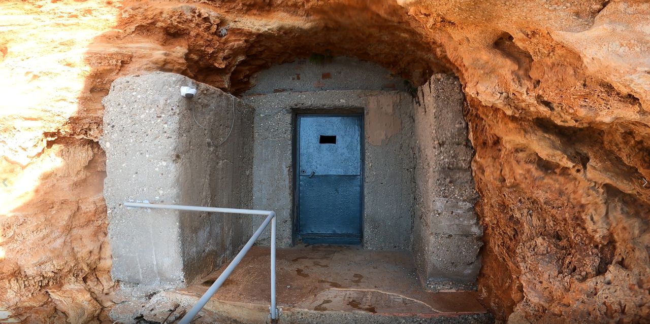 Falezlerde Beton Yapı Girişi