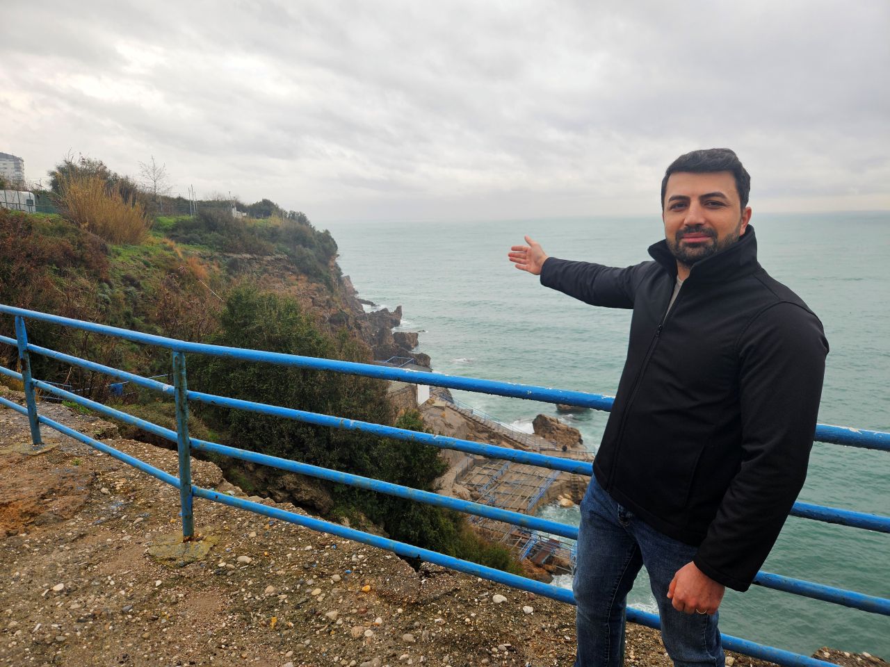 Falezlerdeki Yapılaşmayı Gören Dalgıç