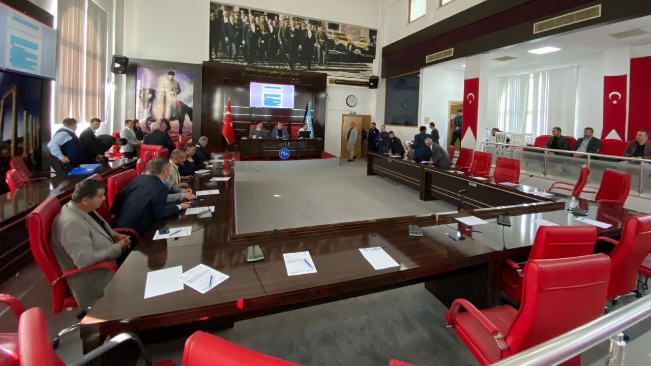 Aksu Meclis Boş Olan Sıralar (1)