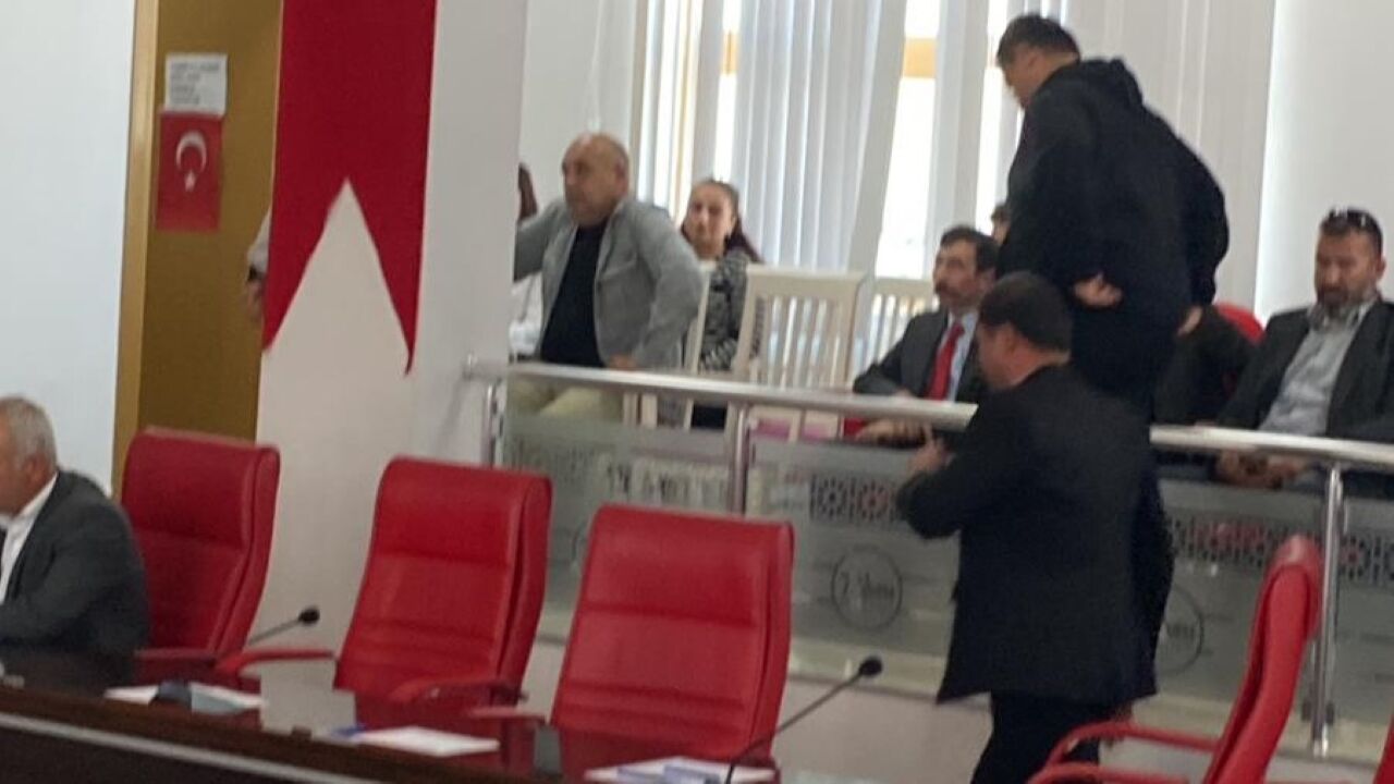 Aksu Meclis Boş Olan Sıralar (2)