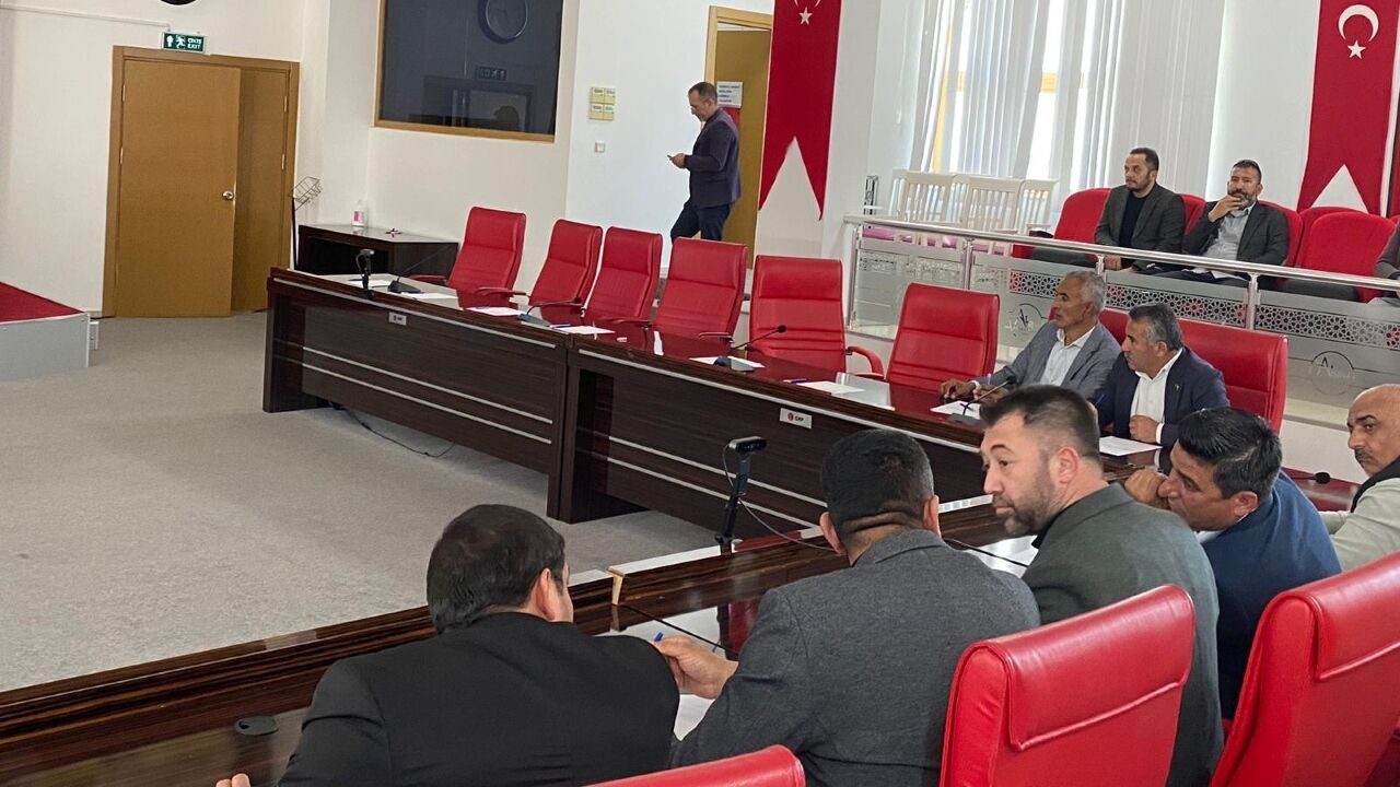 Aksu Meclis Boş Sıralar