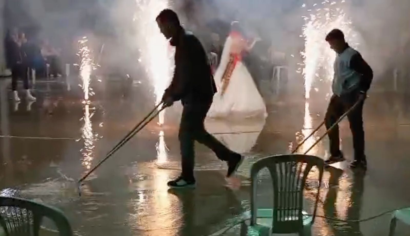 Antalya’da gelin ve damada beklenmedik sürpriz: Çek pası alan sahneye koştu!