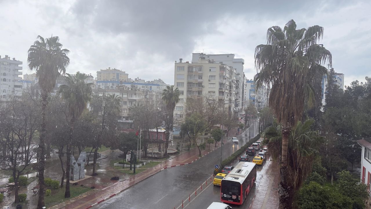 Antalya’da Bayram Yağmurla Başlıyor 5 Günlük Tahmin Açıklandı (2)