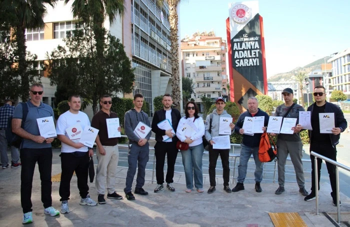 Gazipaşa'da Satın Aldıkları Daireler Nedeniyle Dolandırıldıklarını Öne Süren Yabancılar Alanya'da Toplu Halde Savcılığa Başvurdu