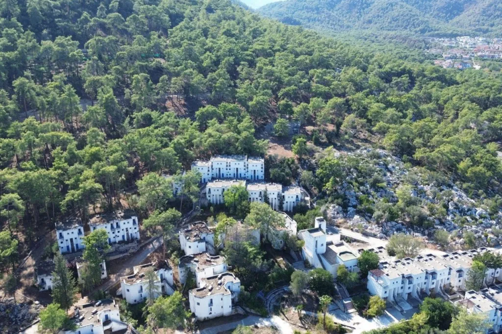 Kemer'deki Club Med Tatil Köyü Yıkılırken Yerine 5 Katlı 900 Yatak Kapasiteli Yeni Otel Yapılmak Isteniyor-1