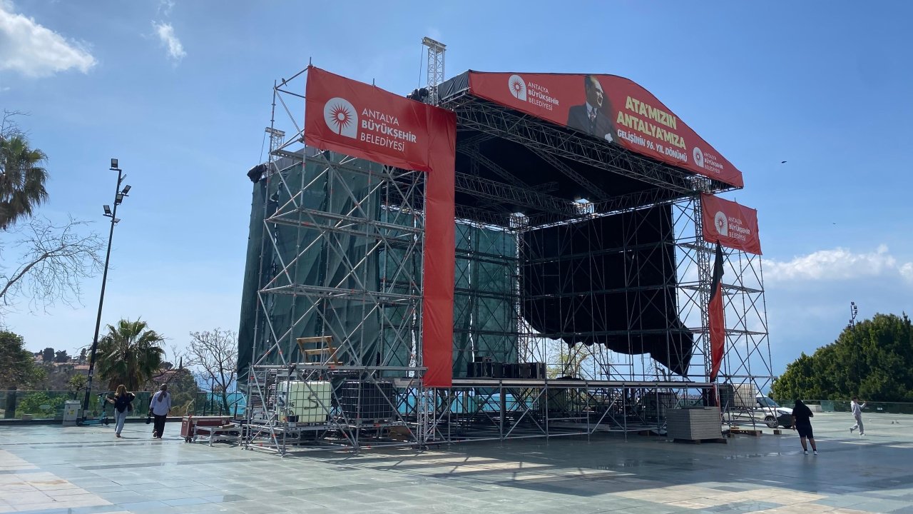 Antalya’da konser bitti, platform kaldı!