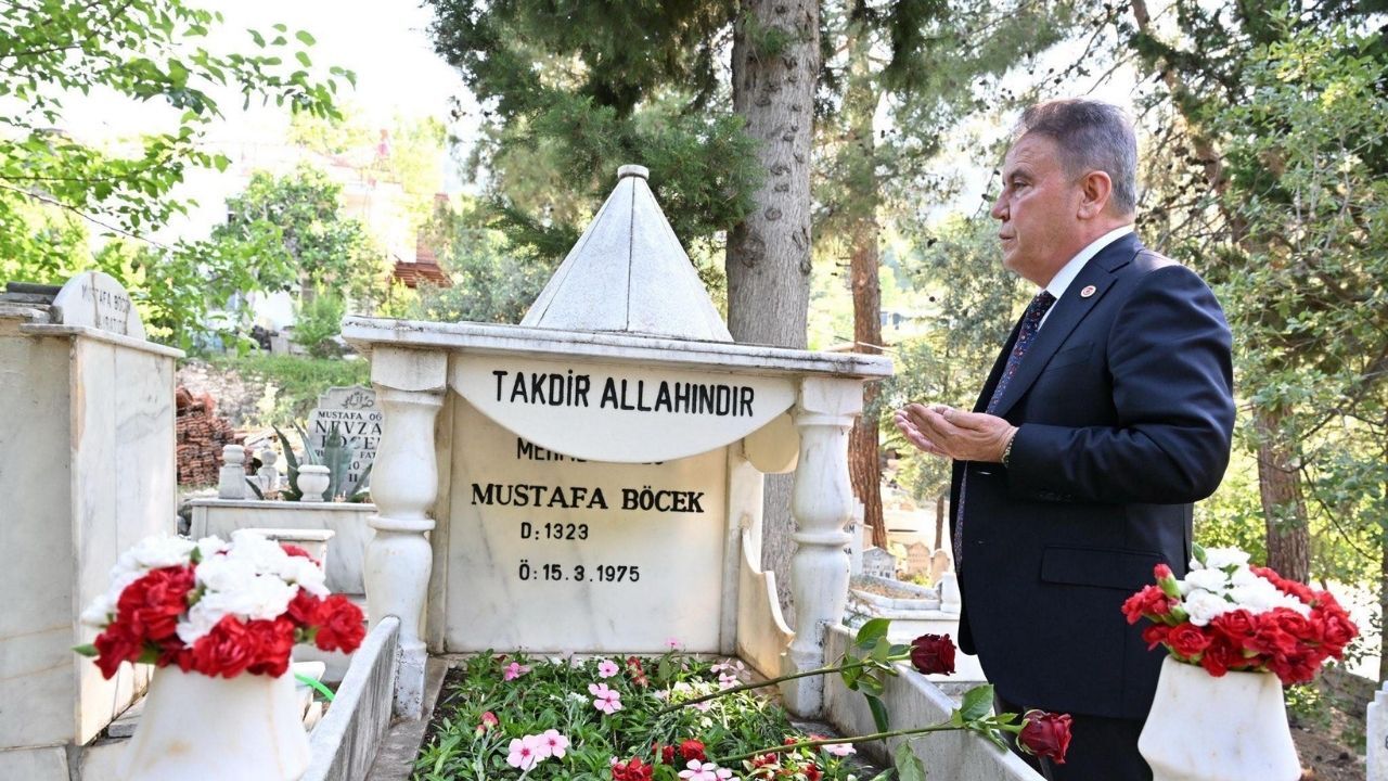 Muhittin Böcek Babasının Mezarı