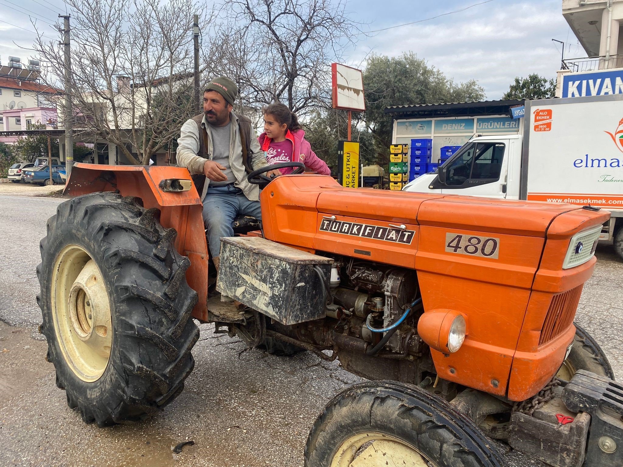 Manavgat'ta okul yolu çilesi: Traktör ve motosikletle gidiyorlar