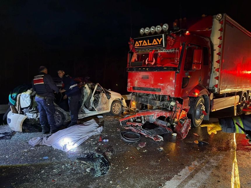 Isparta-Antalya yolunda yine kaza! 1 can kaybı, 4 yaralı