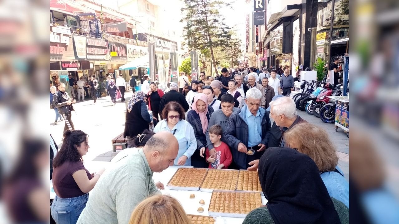 Antalya Kapalıyol’da ücretsiz baklava izdihamı!