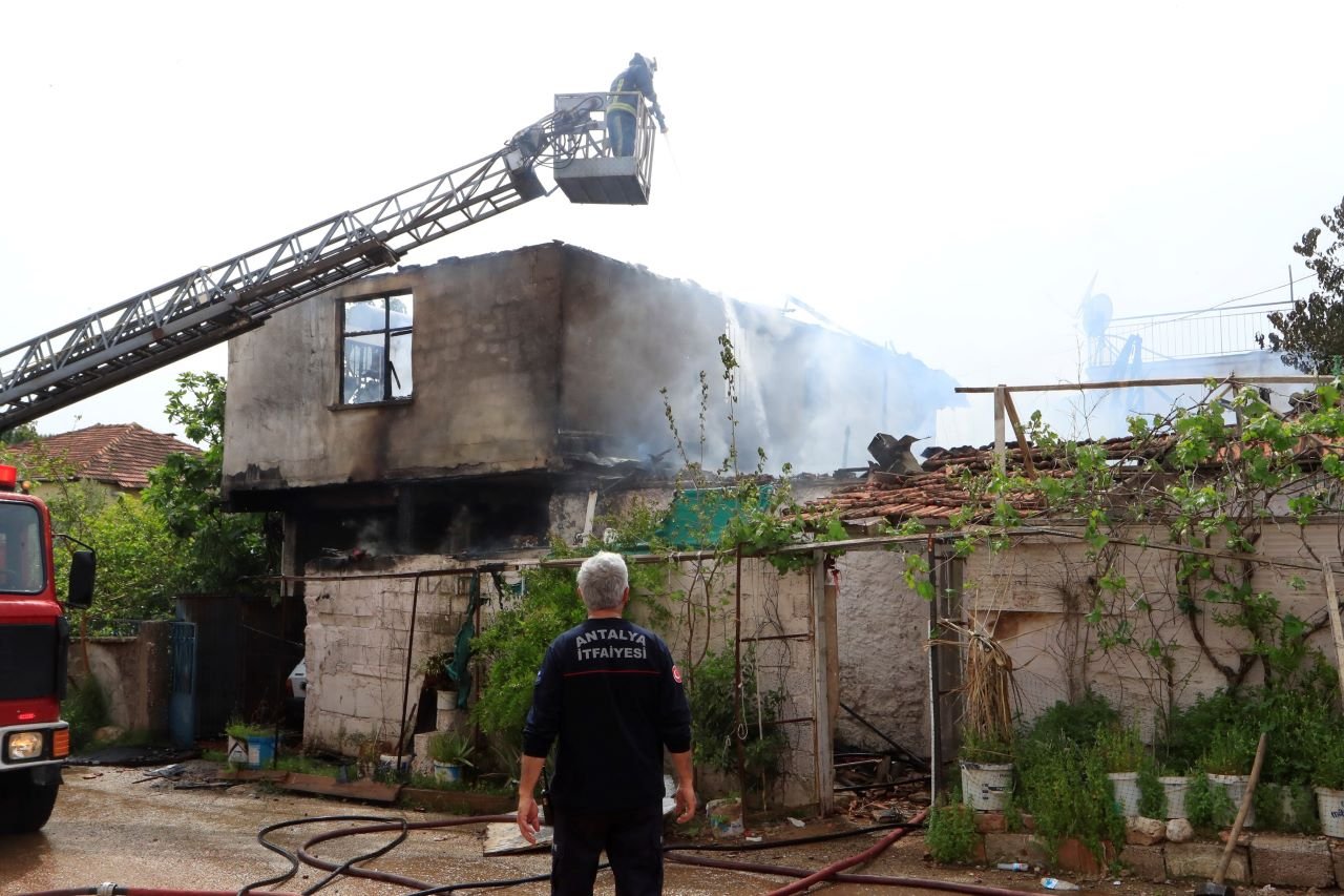 Antalya’da Gecekondu Da Çıkan Yangın Eve Sıçradı! 2 Çocuğu Mahalleli Kurtardı (1)