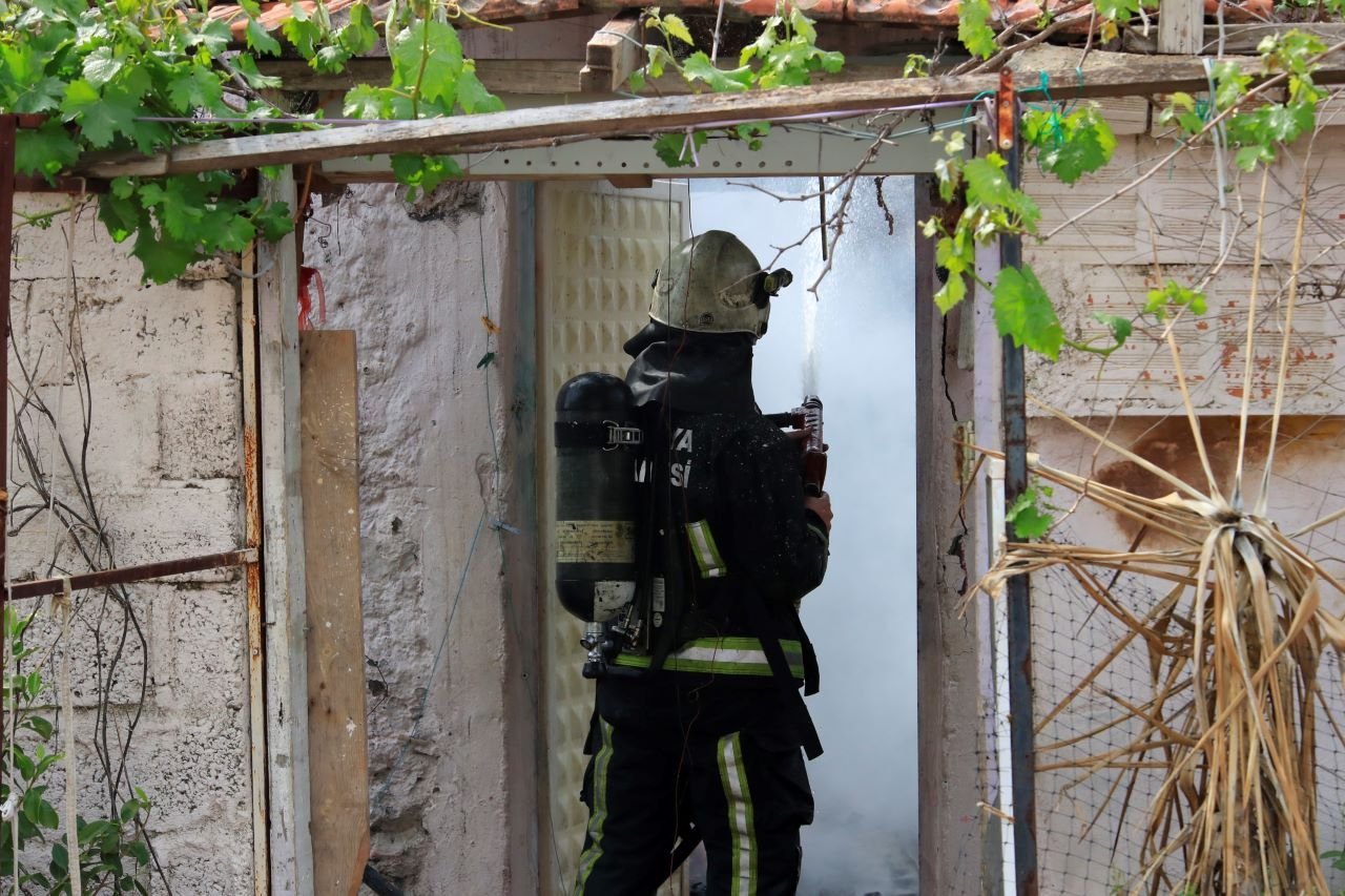 Antalya’da Gecekondu Da Çıkan Yangın Eve Sıçradı! 2 Çocuğu Mahalleli Kurtardı (3)