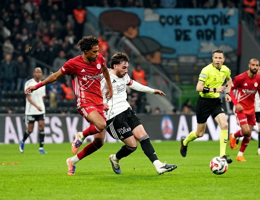 Trendyol Süper Lig: Beşiktaş: 3 - Antalyaspor: 1 (İlk yarı)
