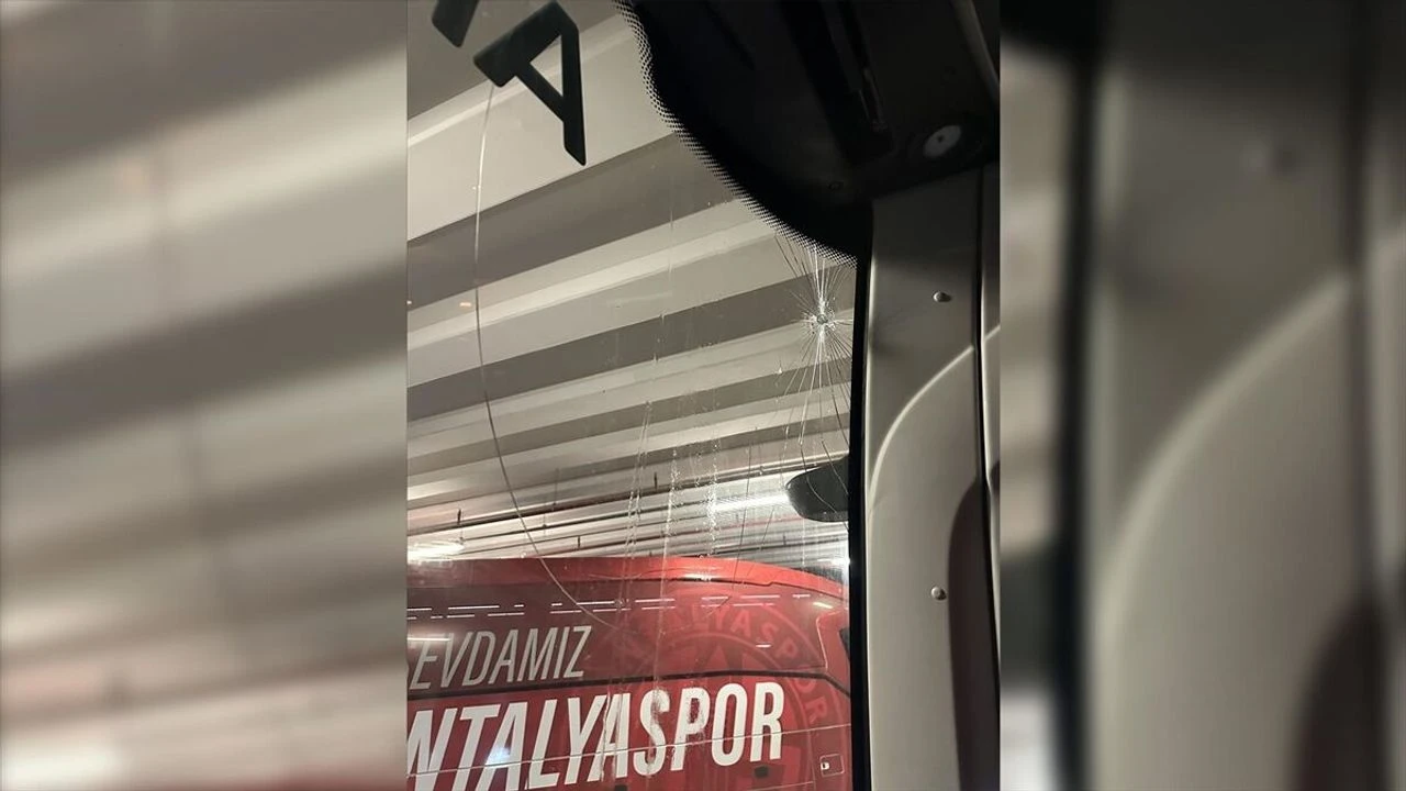 Antalyaspor Otobüsü Taşlı Saldırı