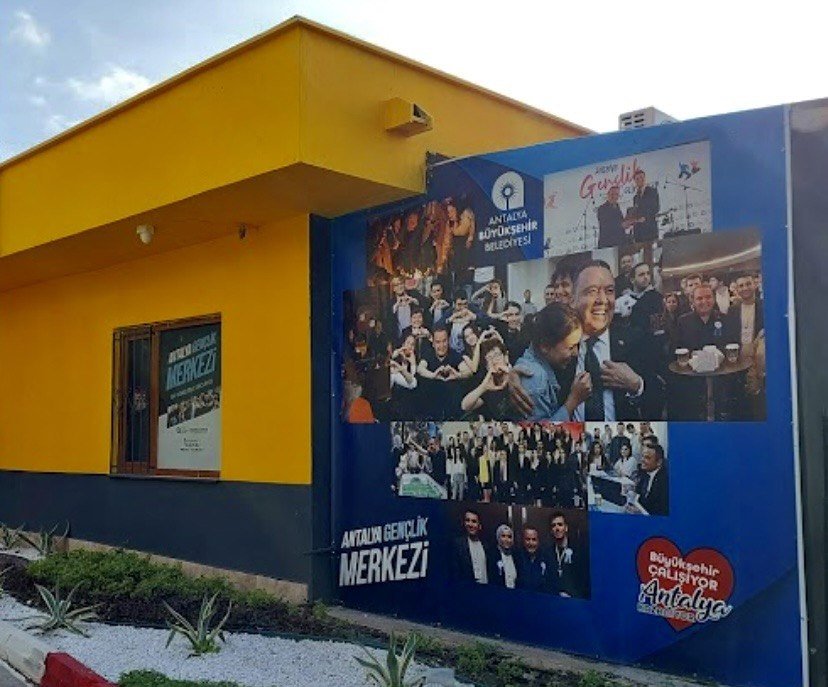 Büyükşehir Belediyesine Ait Gençlik Merkezinin Duvarlarında, Tacizle Suçlanan Personelin Başkan Böcekle Birlikte Fotoğraflarının Yer Alması Tepki Çekiyor (2)