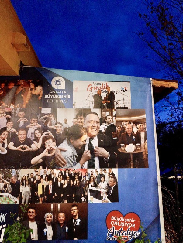 Büyükşehir Belediyesine Ait Gençlik Merkezinin Duvarlarında, Tacizle Suçlanan Personelin Başkan Böcekle Birlikte Fotoğraflarının Yer Alması Tepki Çekiyor