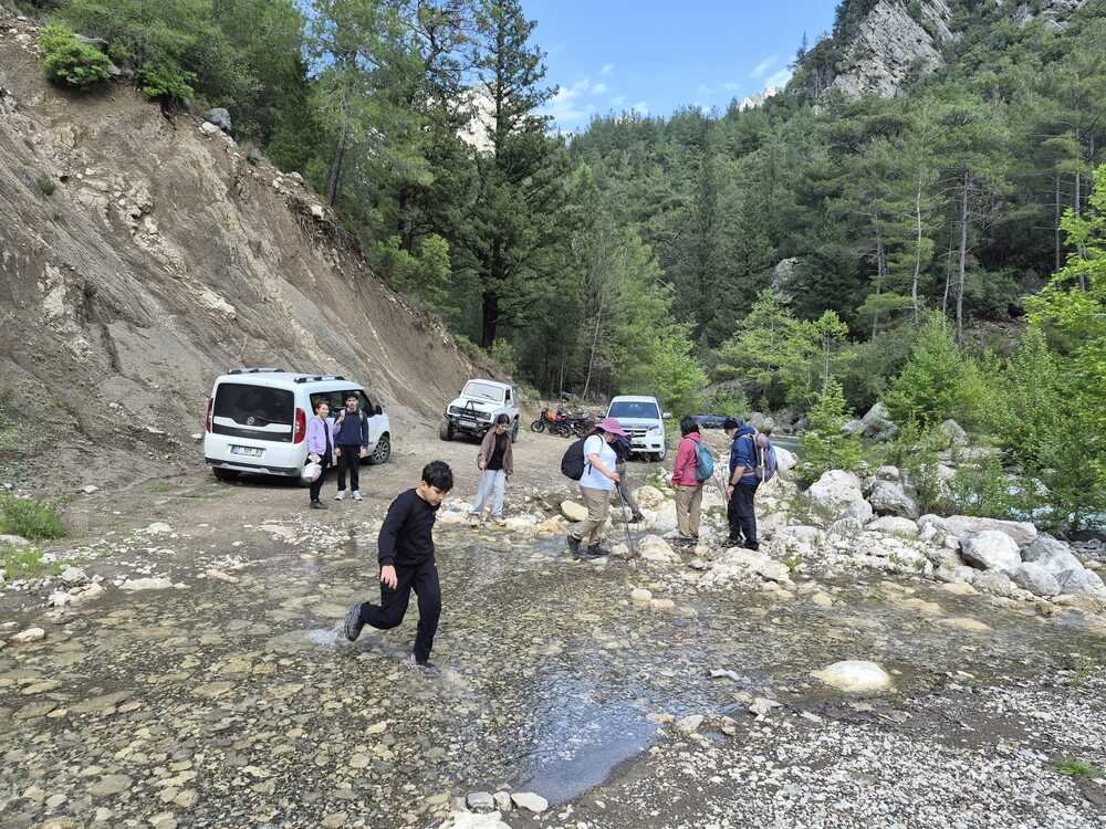 Gelin Şelalesi Yolu 1- dereyi geçen çocuk