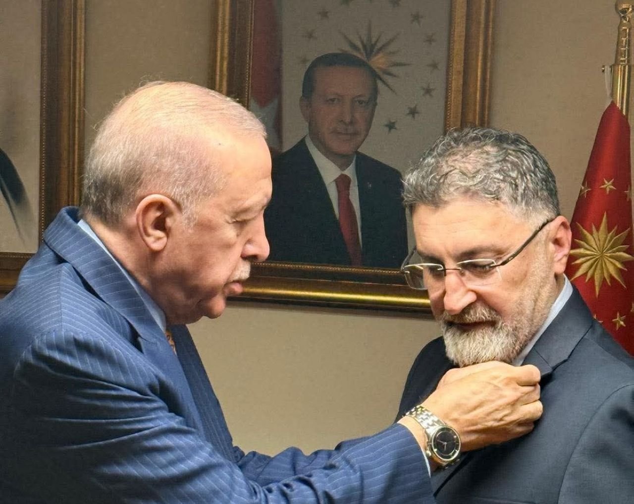 Kadir Kumbul Rozet Takılırken