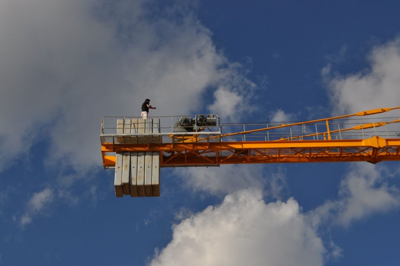 Maaş alamayınca vincin tepesine çıktı