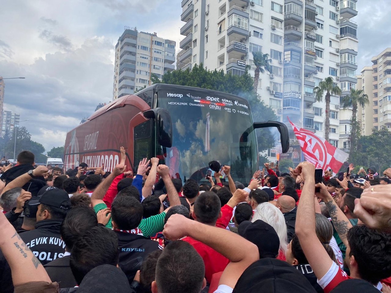 Antalyaspor Taraftarı Otobüsün Önünü Kesti