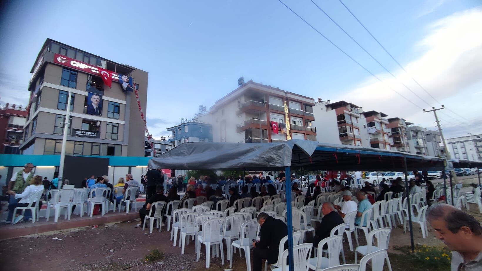 Chp Antalya İl Başkanlığı Önü (1)
