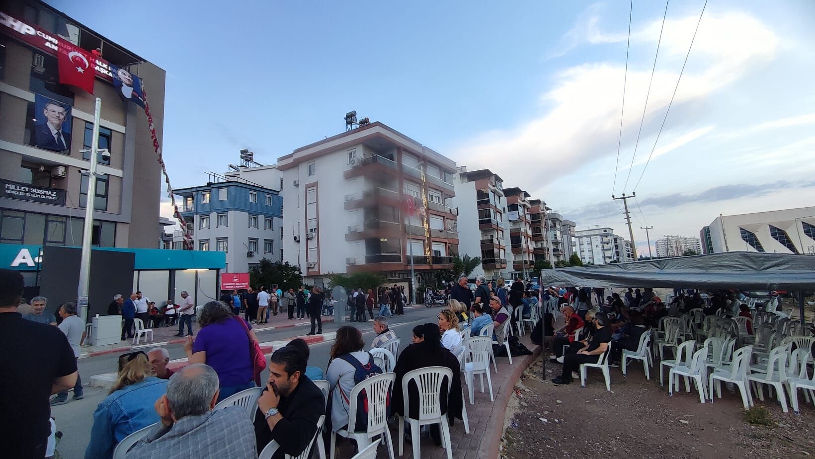 Chp Antalya İl Başkanlığı Önü (2)