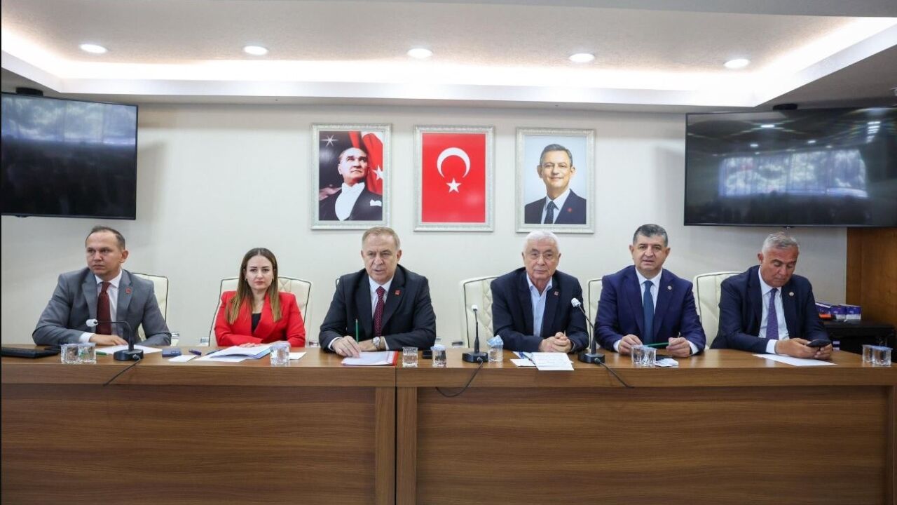 Gökhan Zeybek apar topar Antalya'dan İstanbul'a gitti!