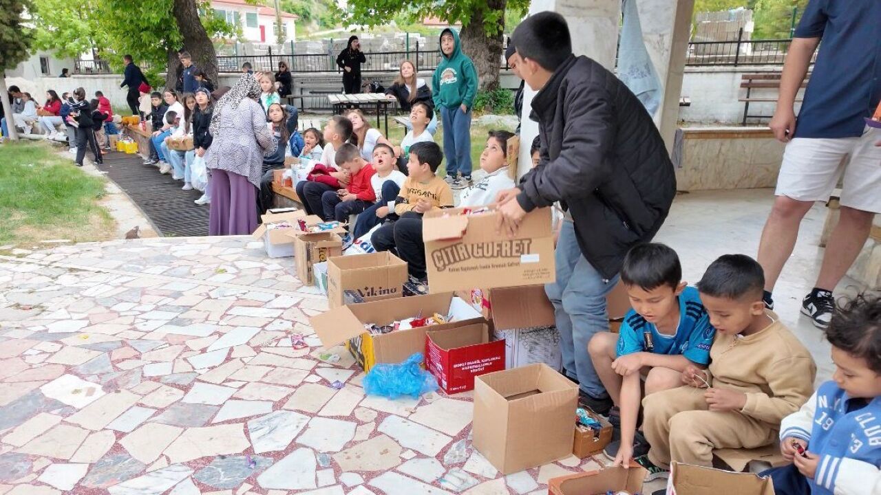 Kaş Şeker Toplayan Çocuklar (2)