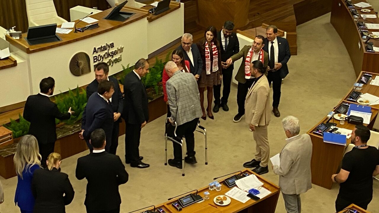 Osman Tarık Özçelik Tekerlekli Sandalye Abb Meclis (1)