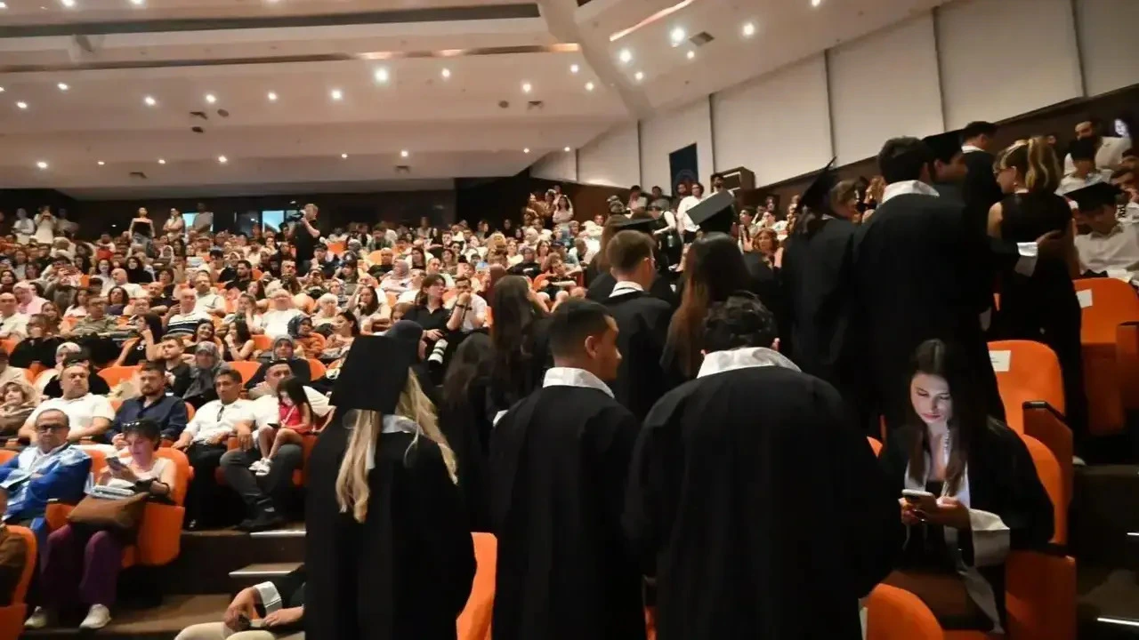Akdeniz Üniversitesi İletişim Fakültesi Mezuniyet Protesto