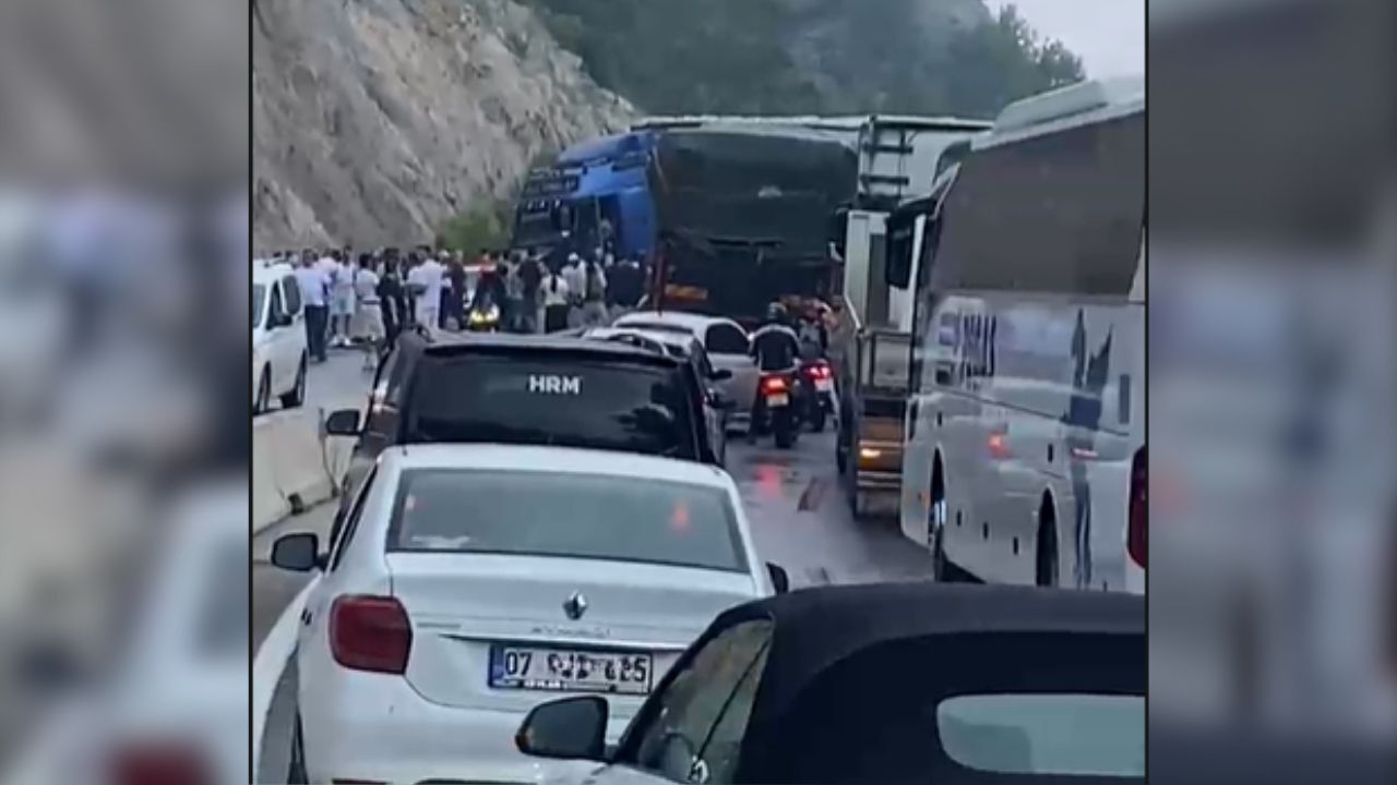 Antalya-Kemer yolunda TIR devrildi! Trafik kitlendi, insanlar yollara düştü